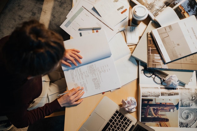 二十五、家庭年所得及財產，應符合中央主管機關所定之標準為何？