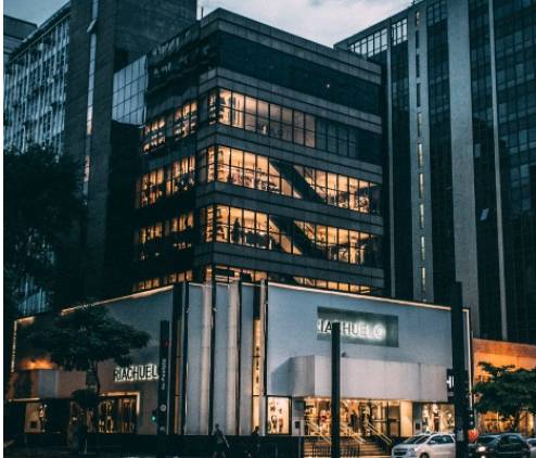 新板特區豪宅驚見「防颱咒」貼整面牆　社區聲稱防疫需求遭打臉