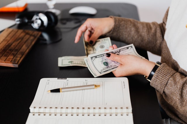 十四、交易符合一定條件之股份或出資額應檢附證明文件為何？