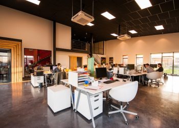 直播平台砸6.8億買四戶豪辦