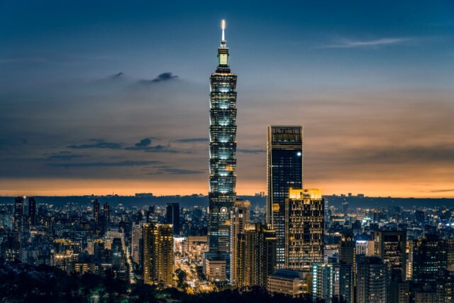 1. 自然人購買住宅座落於臺北市，買賣金額為6千萬元，金融機構鑑價為7千萬元，是否應適用本規定？