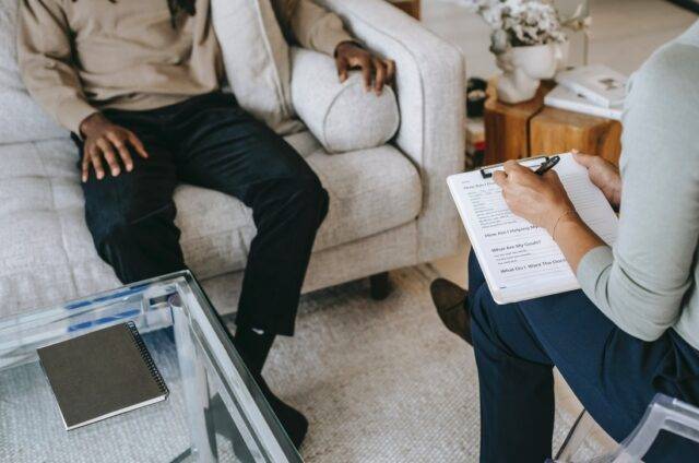 二十三、如何認定申貸企業代表人或負責人，其以自然人之出資額占該企業體實收資本額百 分之二十以上，?