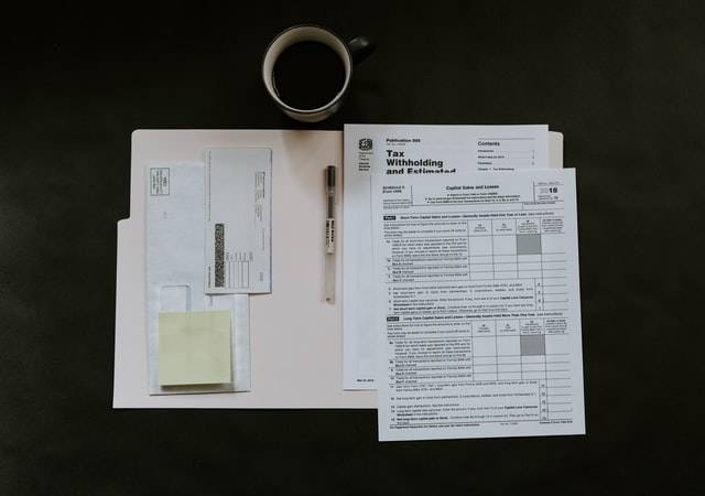 五十四、A 公司之代表人原為甲並曾獲貸本項貸款週轉性支出200 萬元，於變更代表人以 前已還清，現A 公司變更代表人為乙，A 公司是否可繼續申請本項貸款?可申請額 度?代表人乙如不以A 公司申請本項貸款，以另擔任代表人且未曾獲貸本項貸款之 D 公司申請本項貸款，D 公司是否可申請本項貸款？可申請額度?