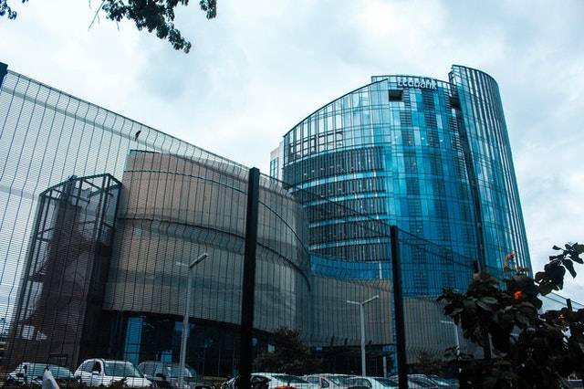 四、本項貸款是否有專責金融機構？