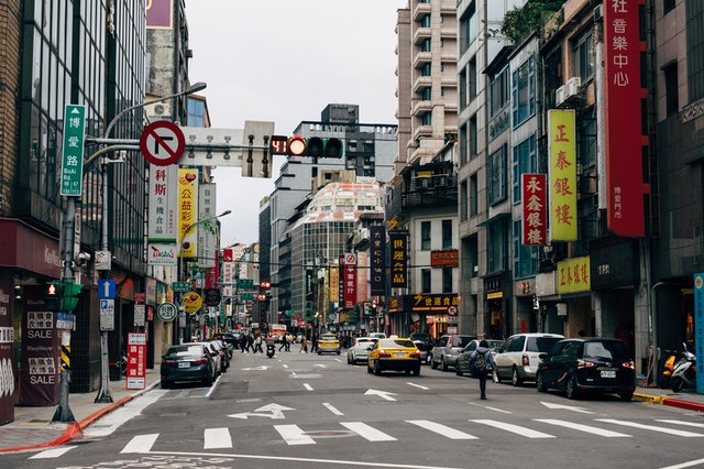 五、將符合一定條件之股份或出資額交易視同房地交易之理由？